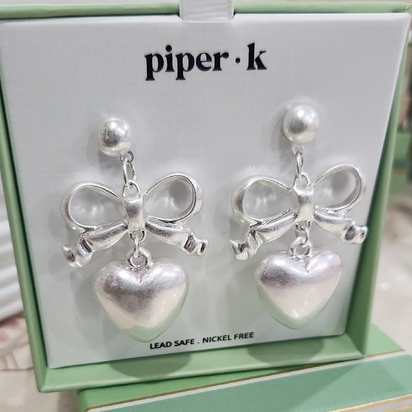 🔹️Piper K🔹️ Silver Heart And Bow  Statement Earrings ✨️🤍 - Picture 4 of 7